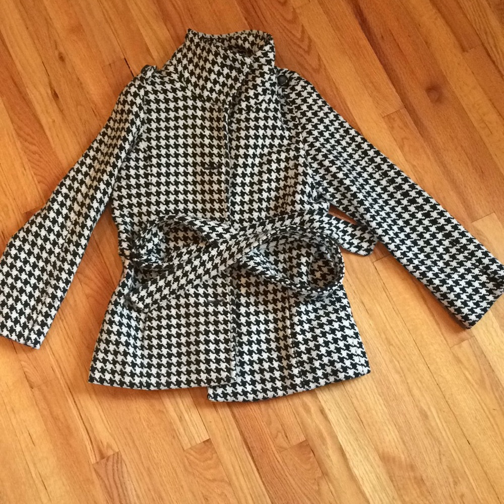 Houndstooth winter coat with waist belt